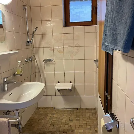 Gemuetliche Mit Voll Ausgestatteter Kueche דירה